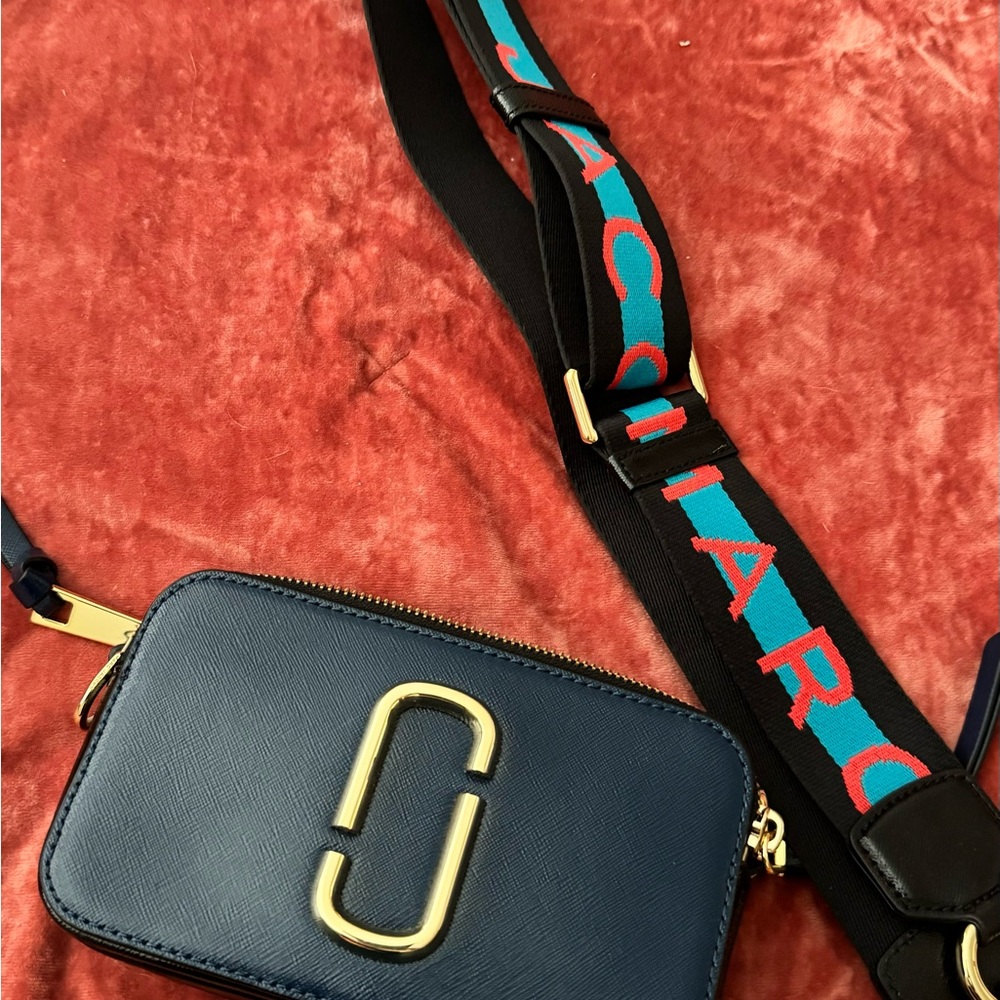 Croos body bag almost new excellent condition 💙🖤